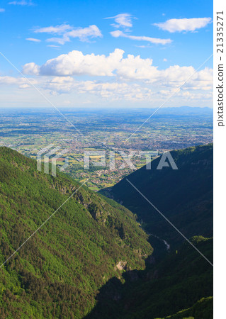 Mountain panorama Mountain panorama 21335271