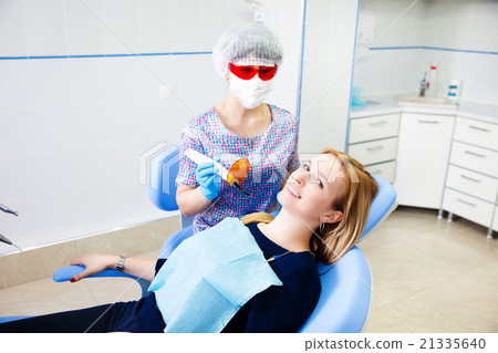 dentist treats teeth dentist treats teeth 21335640