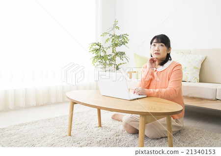 經營個人電腦的中年婦女 經營個人電腦的中年婦女 21340153