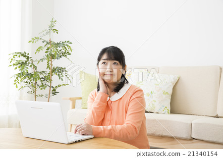 Middle women who operate personal computers Middle women who operate personal computers 21340154