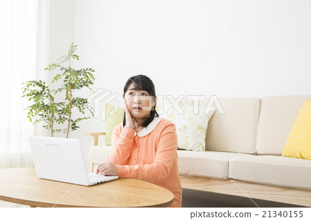 經營個人電腦的中年婦女 經營個人電腦的中年婦女 21340155