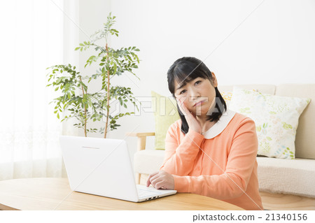 經營個人電腦的中年婦女 經營個人電腦的中年婦女 21340156