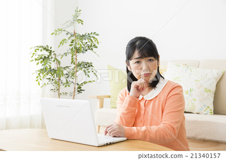 經營個人電腦的中年婦女 經營個人電腦的中年婦女 21340157