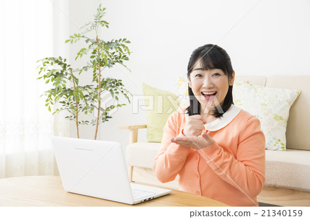 經營個人電腦的中年婦女 21340159