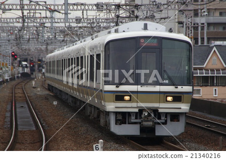 Yamato Line 221 series directly through the Osaka Ring-way Line 21340216