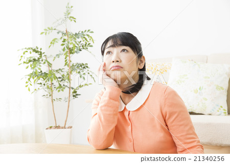 憂鬱的中年婦女 21340256