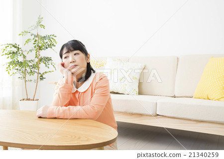 憂鬱的中年婦女 21340259