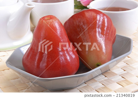 Red rose apple on the plate       21340819