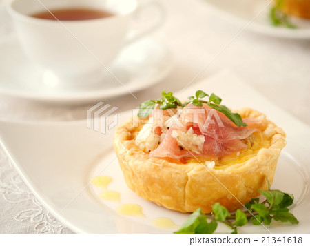 Tea time with quiche of mushroom 21341618