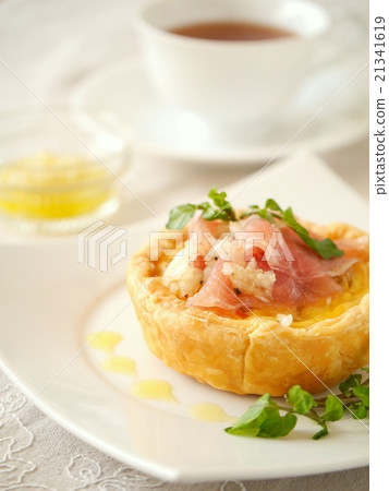 Mushroom's quiche with tea time with lemon sauce 21341619
