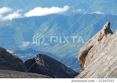 就在京那巴魯山（東馬來西亞/婆羅洲島）的山頂下方 21342593