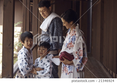 A family enjoying a hot spring trip 21346924