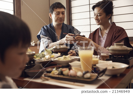 一家人在一家旅館用餐 一家人在一家旅館用餐 21346949
