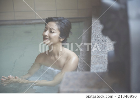 一個女人沉浸在溫泉里 一個女人沉浸在溫泉里 21346950