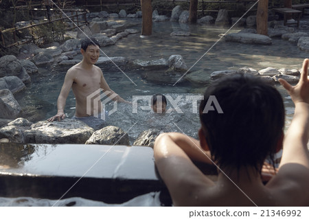 父母和孩子進入家庭浴 21346992