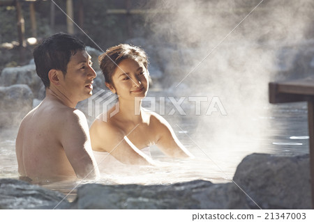 A couple enjoying a hot spring trip 21347003
