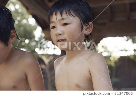 孩子進入戶外浴 孩子進入戶外浴 21347006