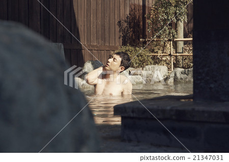 男人沉浸在溫泉里 21347031