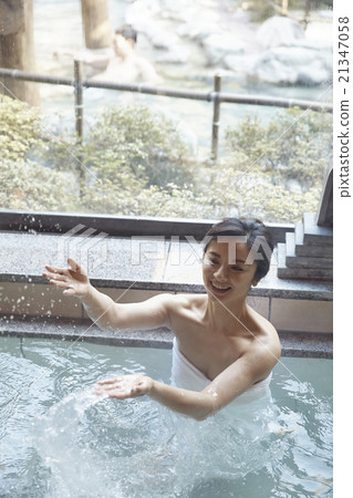 一個女人沉浸在溫泉里 21347058