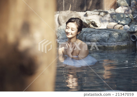 一個女人沉浸在溫泉里 21347059