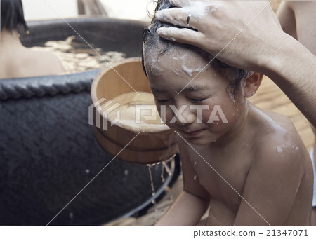 Child to shampoo Child to shampoo 21347071