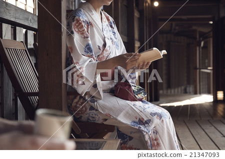 Meeting in the hallway 21347093