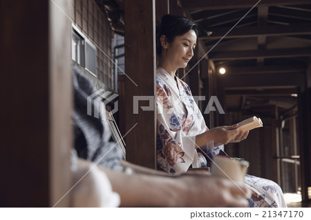 Meeting in the hallway Meeting in the hallway 21347170