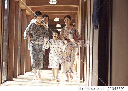 A family heading for a hot spring 21347291