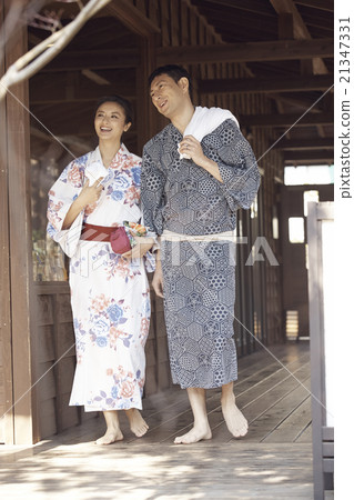 Men and women enjoying a hot spring trip Men and women enjoying a hot spring trip 21347331