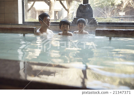 父母和孩子進入溫泉 21347371