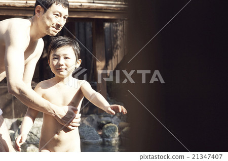 父母和孩子進入戶外浴 21347407