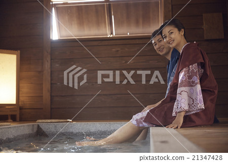 一對夫婦沉浸在足浴中 一對夫婦沉浸在足浴中 21347428