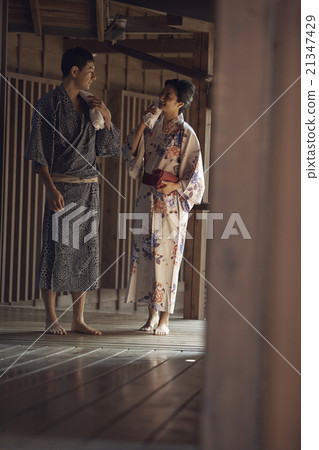 一對夫婦在走廊裡等 一對夫婦在走廊裡等 21347429