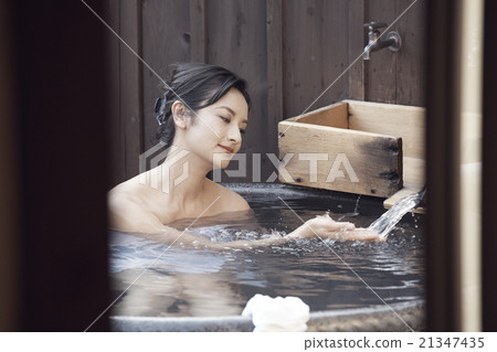 一個女人沉浸在溫泉里 21347435