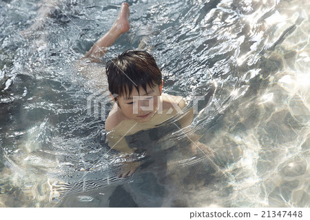 孩子進入溫泉 孩子進入溫泉 21347448