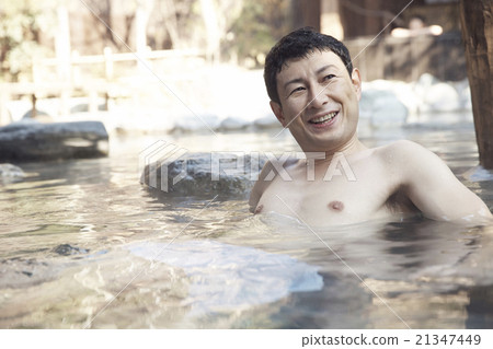 男人沉浸在溫泉里 21347449