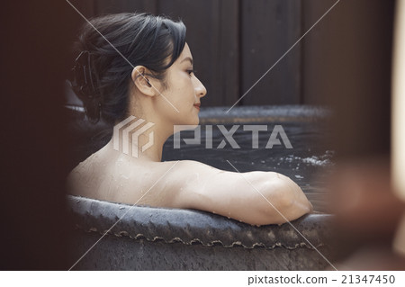 一個女人沉浸在溫泉里 21347450