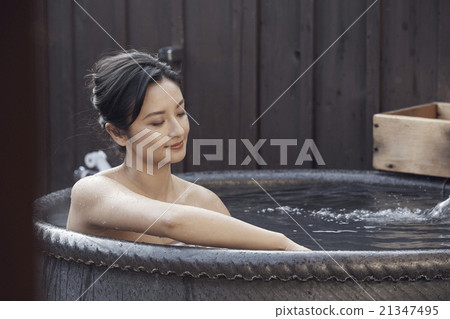 一個女人沉浸在溫泉里 一個女人沉浸在溫泉里 21347495