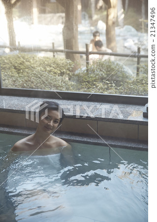 一個女人沉浸在溫泉里 一個女人沉浸在溫泉里 21347496