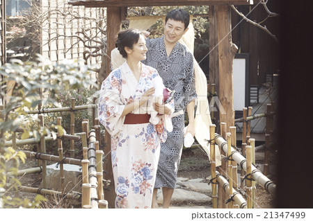 Men and women enjoying a hot spring trip 21347499