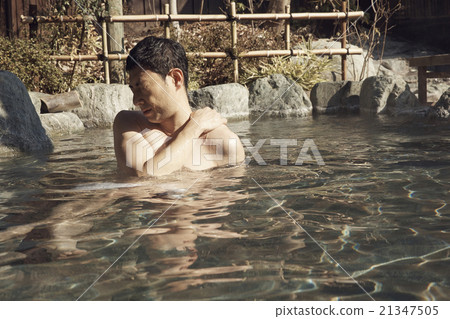 男人沉浸在溫泉里 男人沉浸在溫泉里 21347505