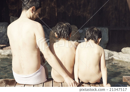 Parent and child entering outdoor bath 21347517