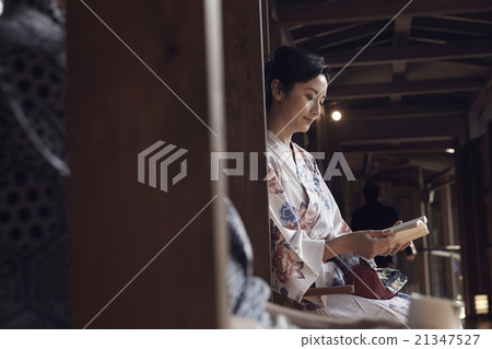 Meeting in the hallway 21347527