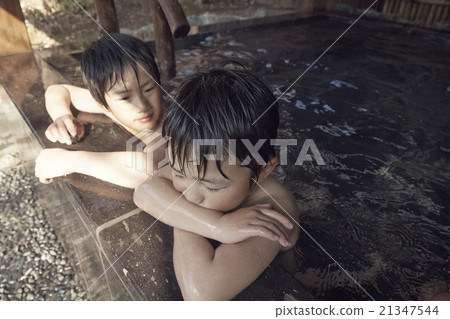 孩子進入戶外浴 21347544