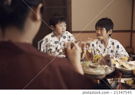 Child to eat at the inn 21347545