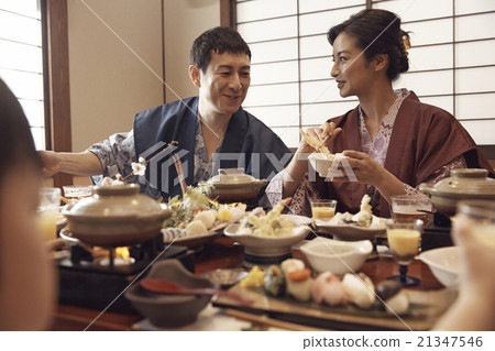 A family dining at an inn 21347546