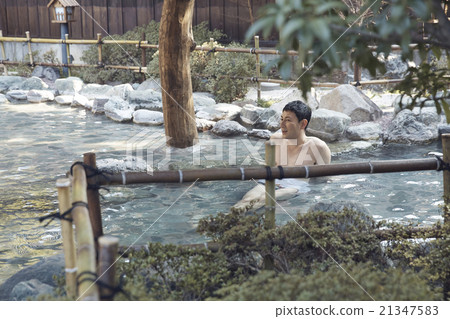 男人沉浸在溫泉里 21347583