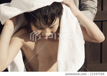 孩子擦身體 21347584