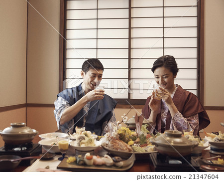 A couple dining at an inn 21347604