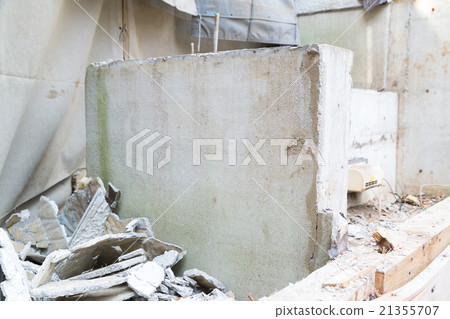 Home Foundation Concrete Housing Dismantling Contractors Semi-Destructive Building Demolition Work Waste Breaking Japan Construction 21355707